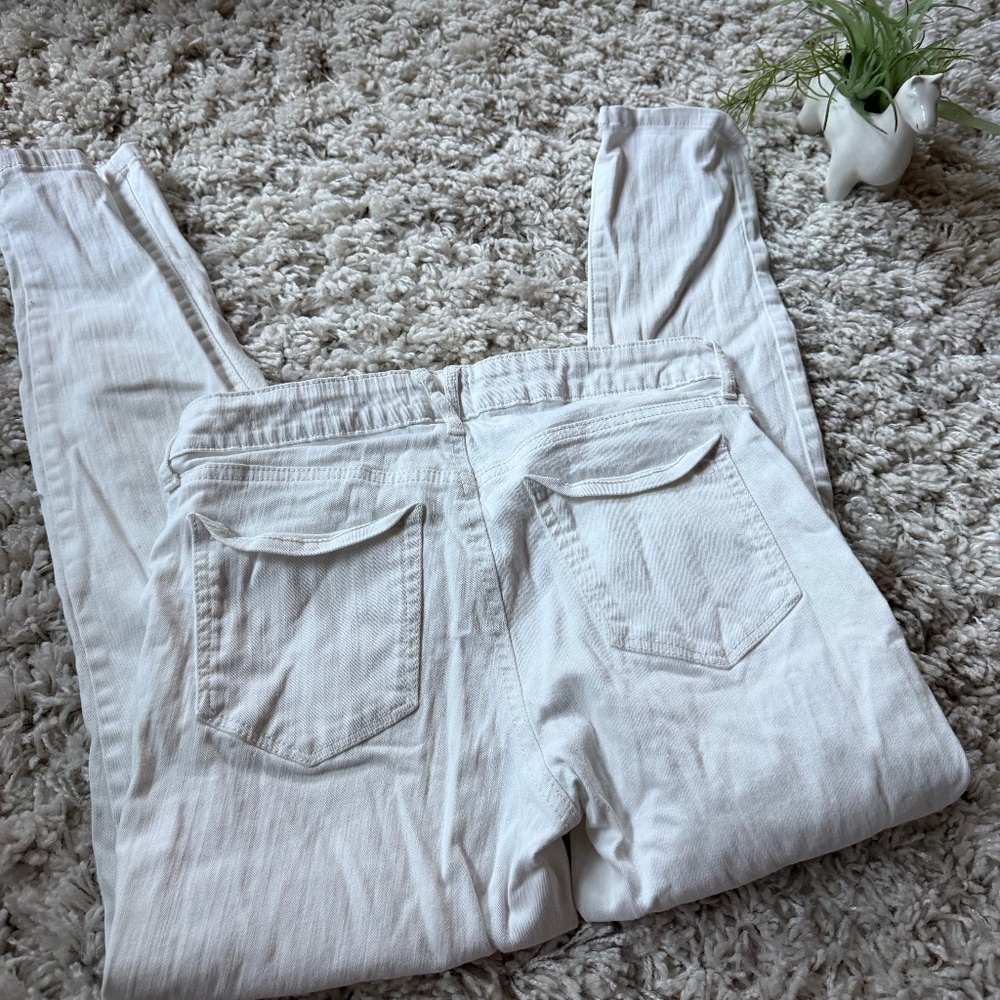 Stylish Jessica Simpson White Rolled super cute, casual size 4 Crop Skinny Jeans
